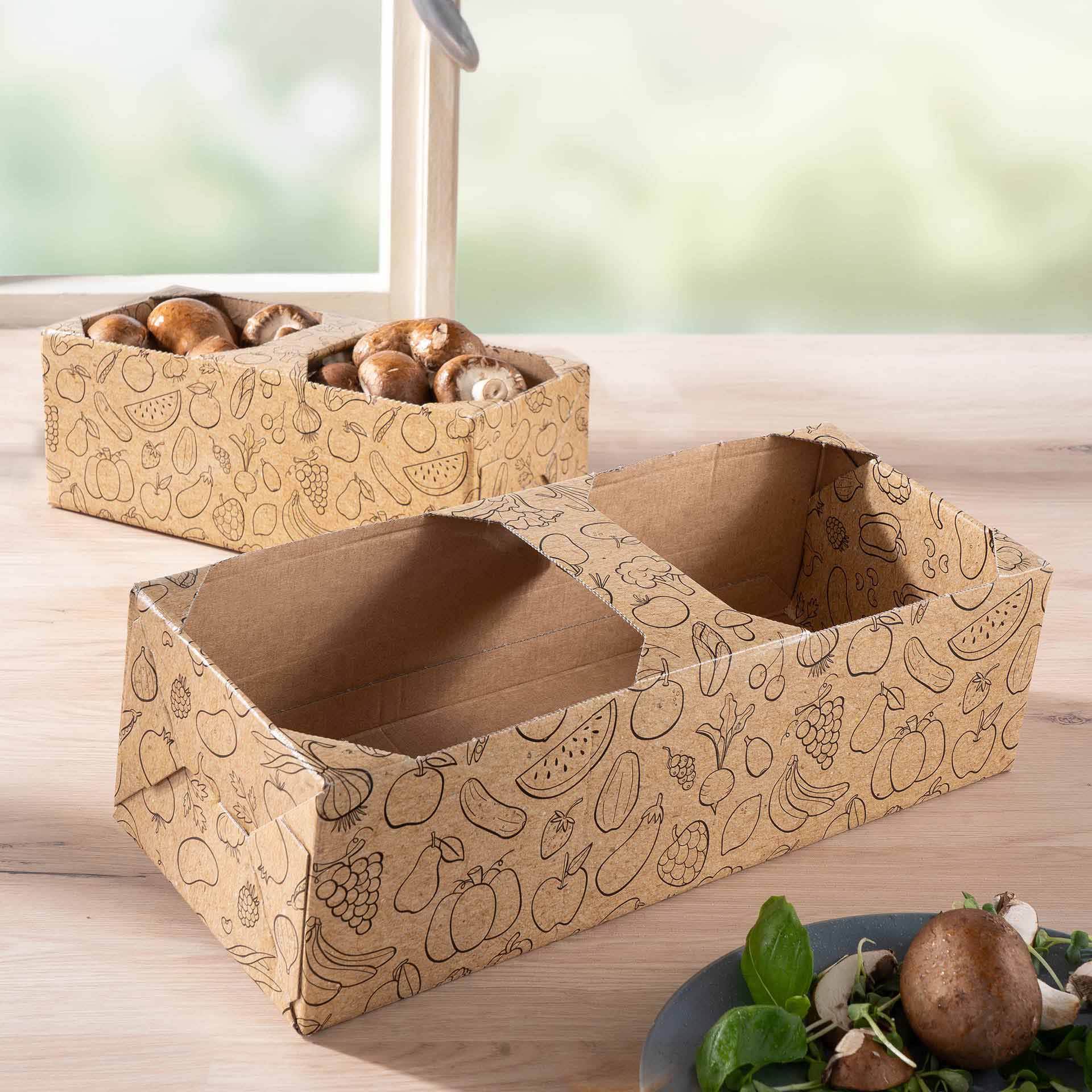 Obstkorb 2kg gefüllt mit Champignons und einem Teller auf einem Tisch. 