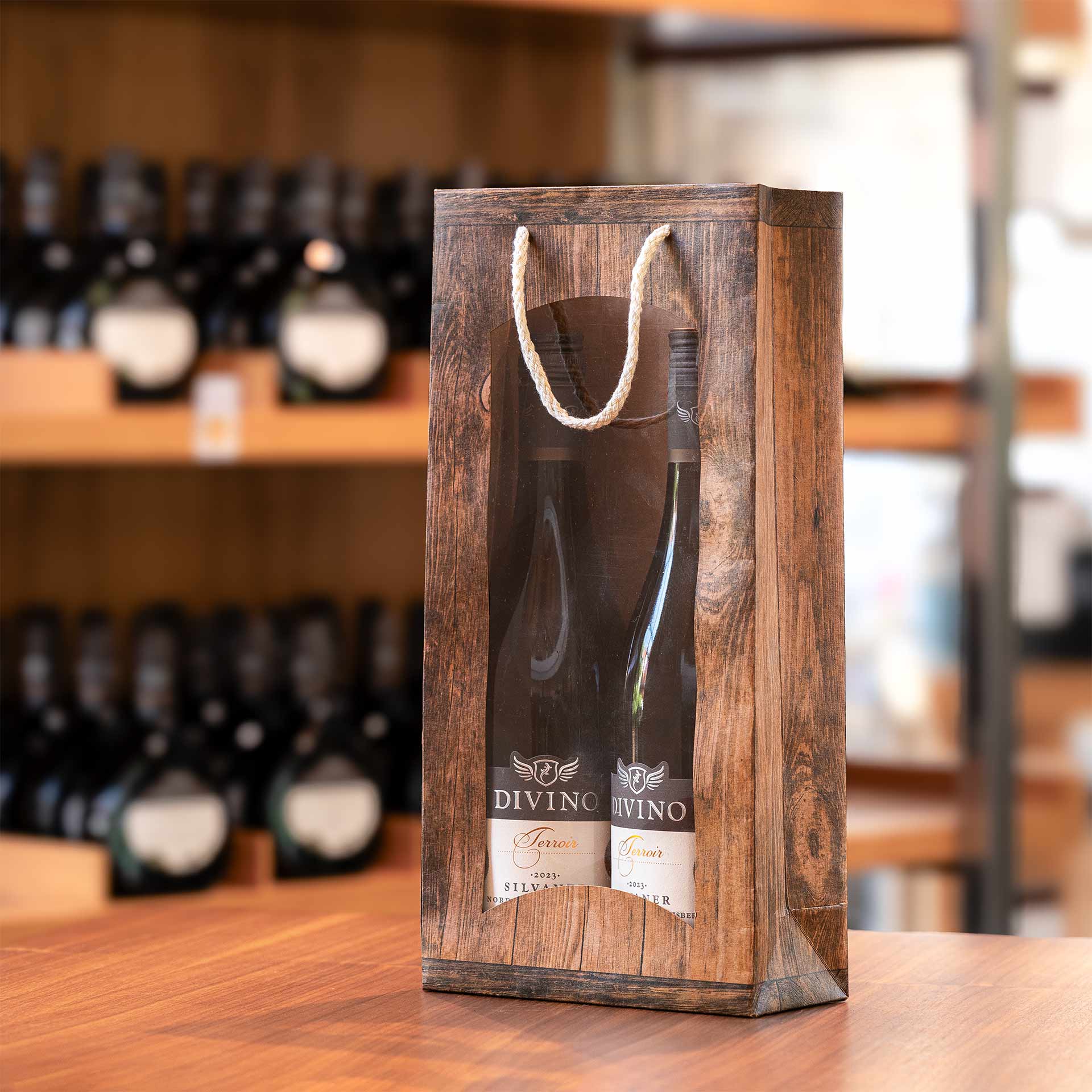 Geschenktüte Vintage 2er gefüllt in einer Vinothek