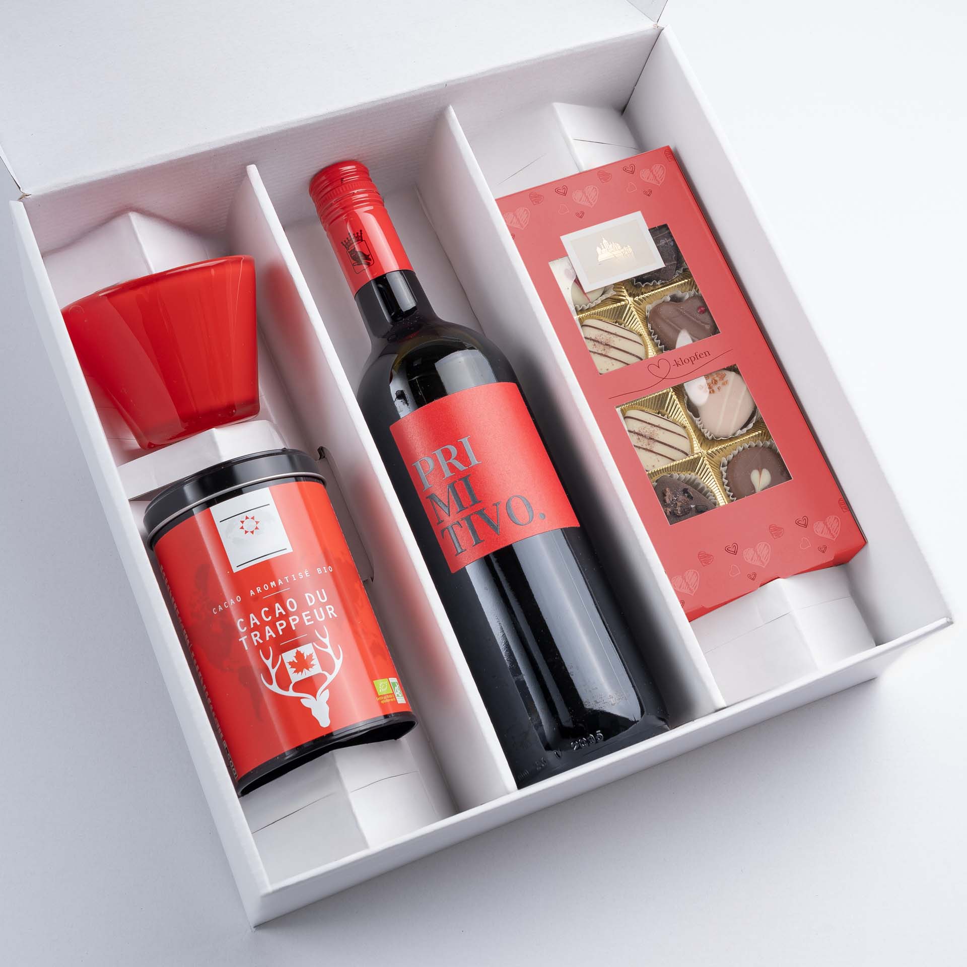 Weiße Einlage in einer weißen Geschenkbox groß und Produkten
