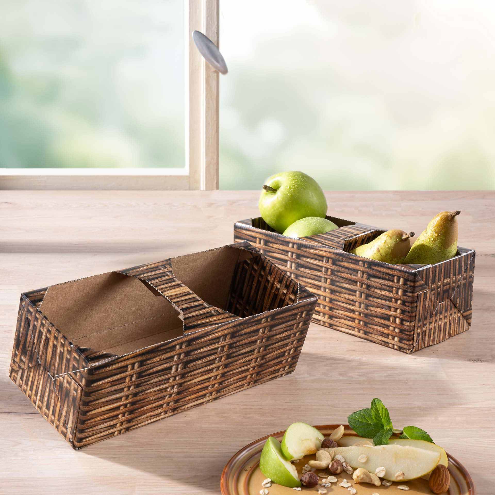 Obstkorb 1kg gefüllt mit Birnen und einem Teller auf einem Tisch.
