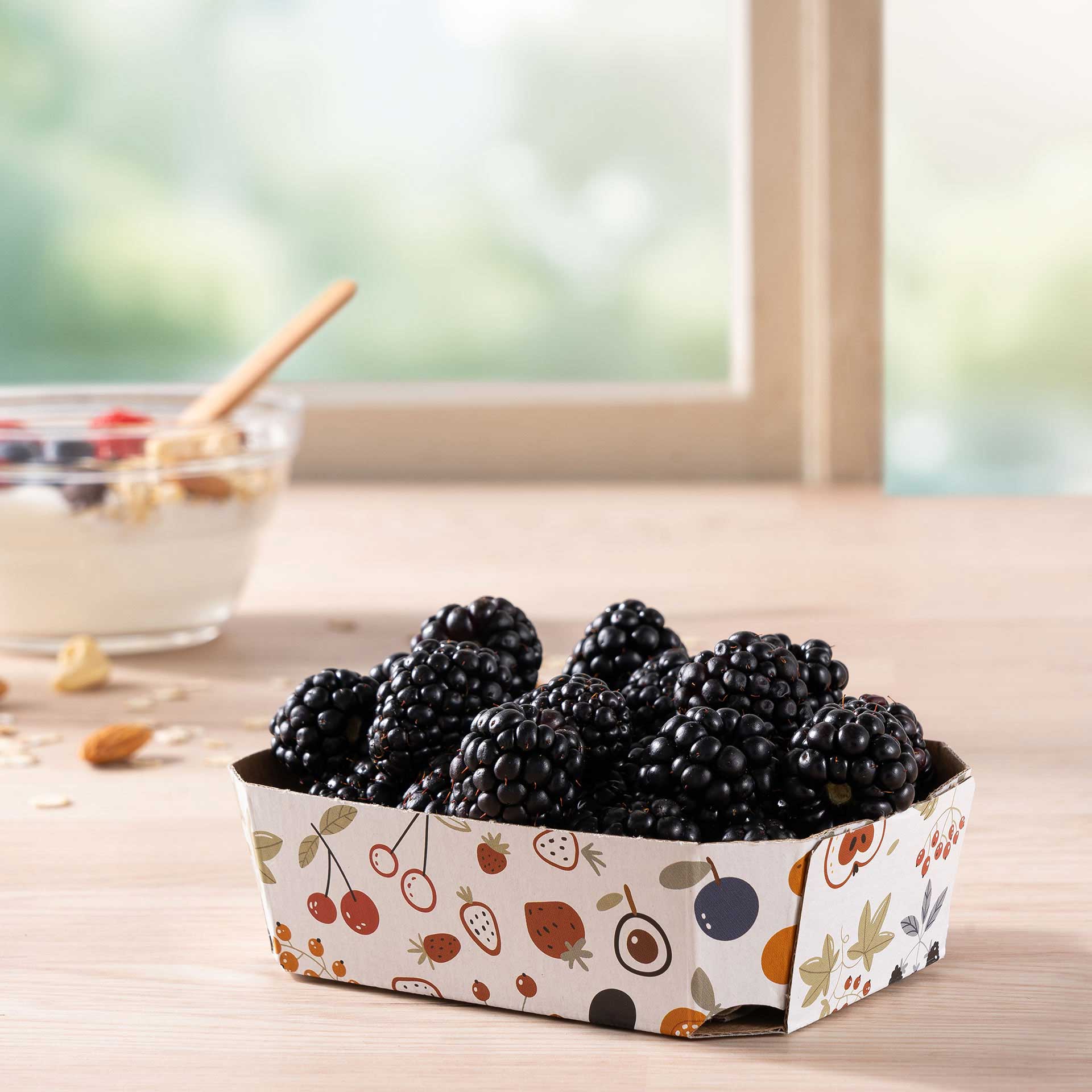 Eine Beerenschale 125g mit Brombeeren auf einem Tisch