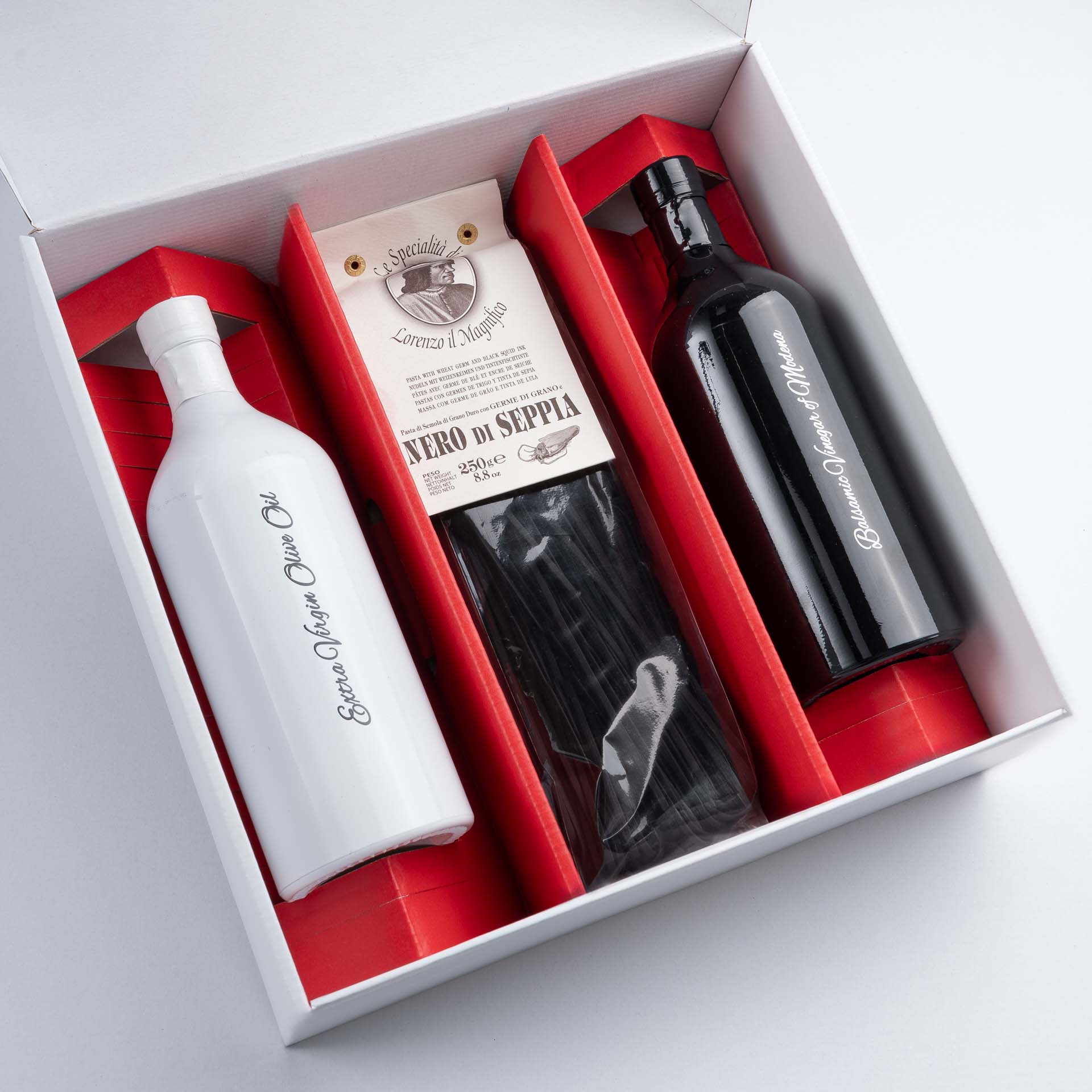 Rote Einlage in einer weißen Geschenkbox groß und Produkten