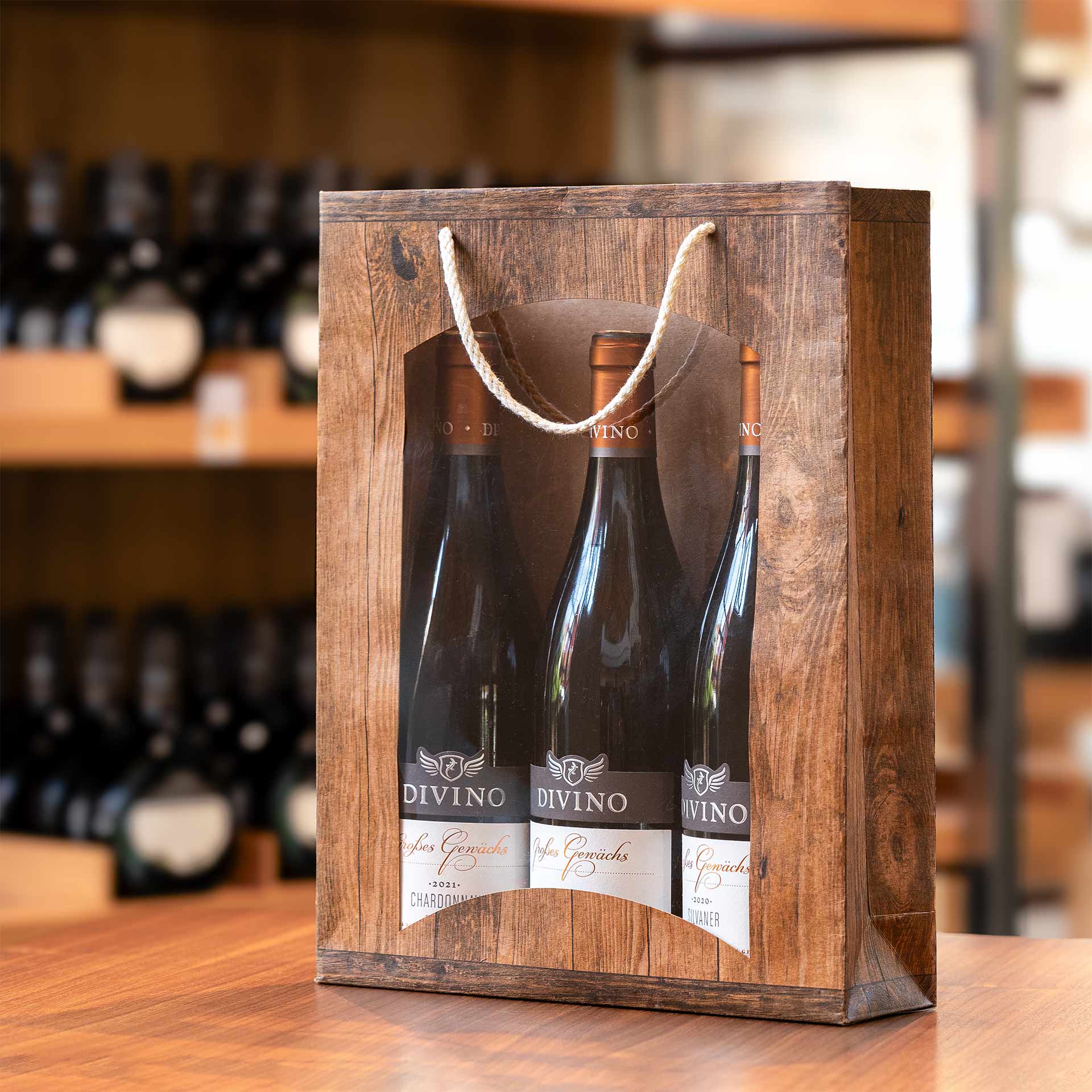 Geschenktüte Vintage 3er gefüllt in einer Vinothek