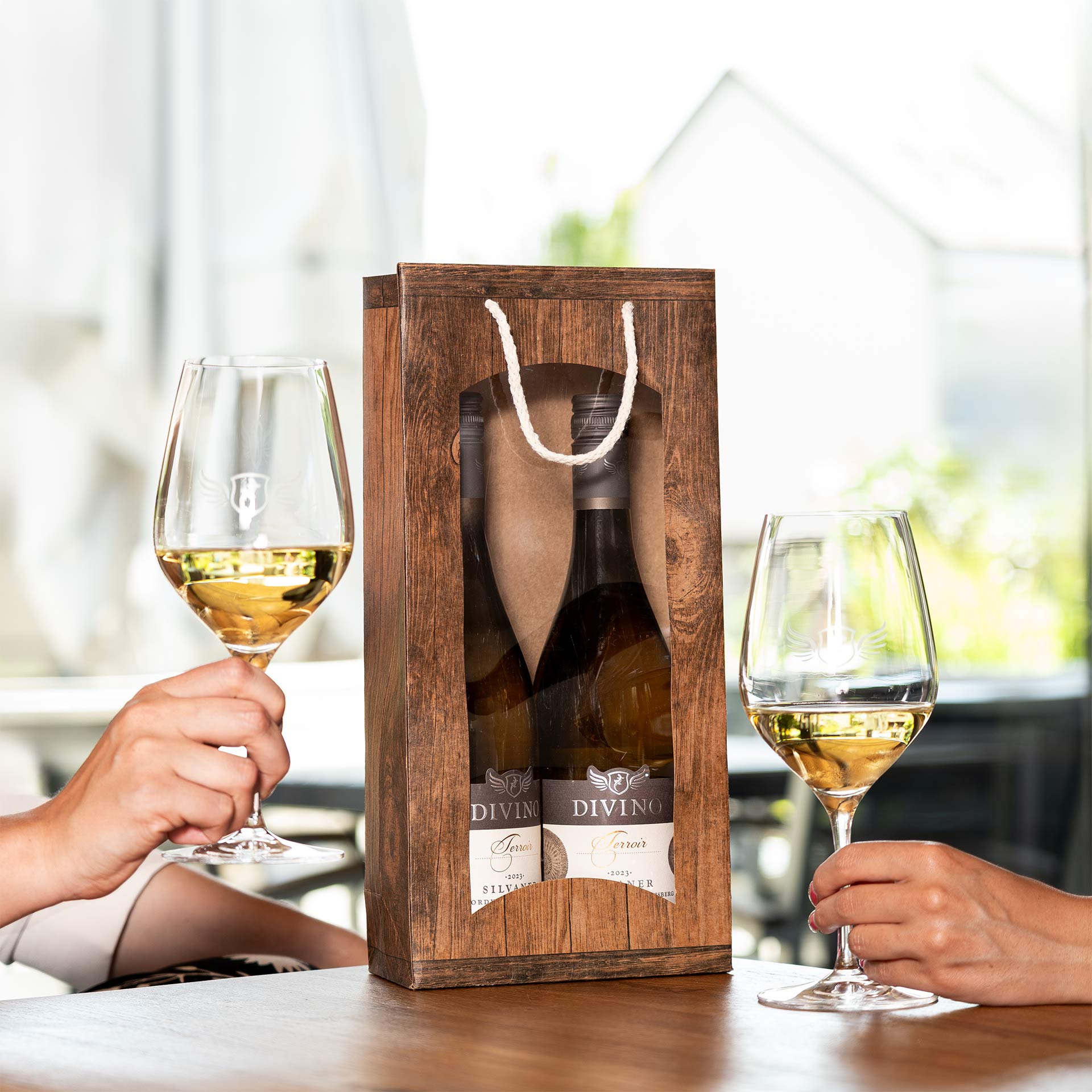 Geschenktüte Vintage 2er gefüllt mit anstoßenden Personen an einem Tisch