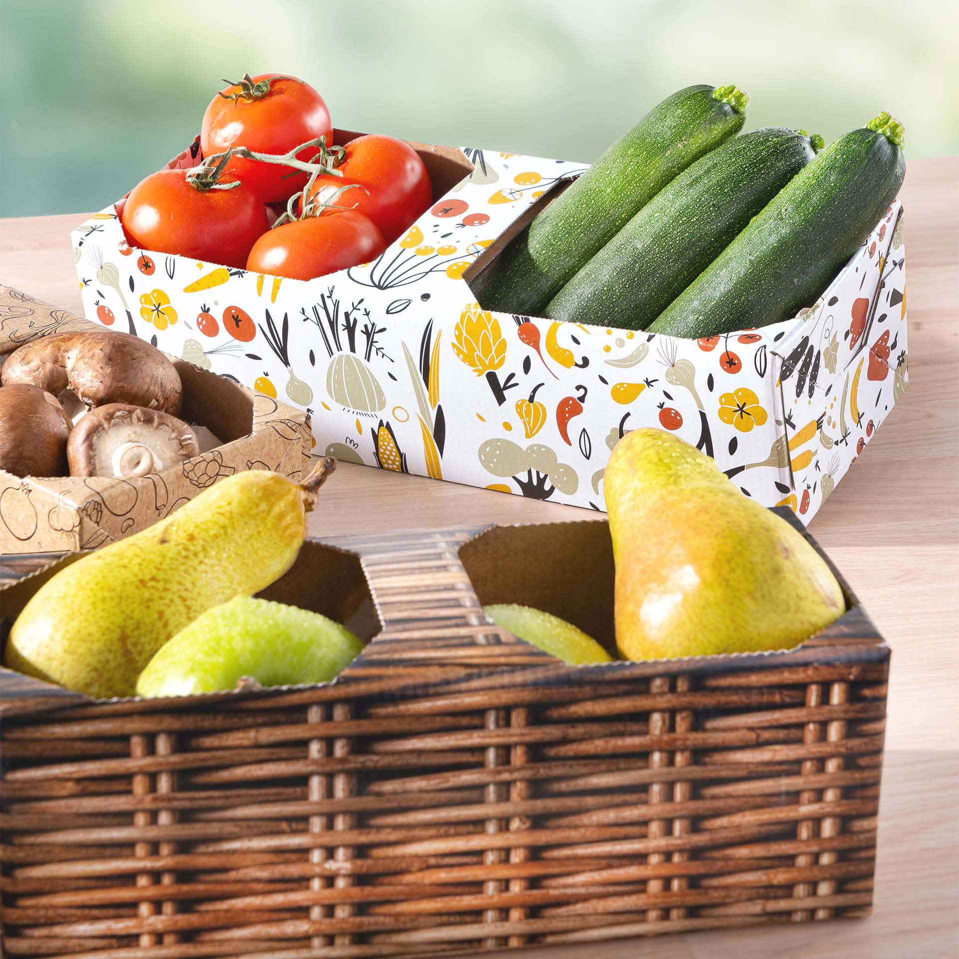 Drei verschiedene Obstkörbe gefüllt mit Obst und Gemüse