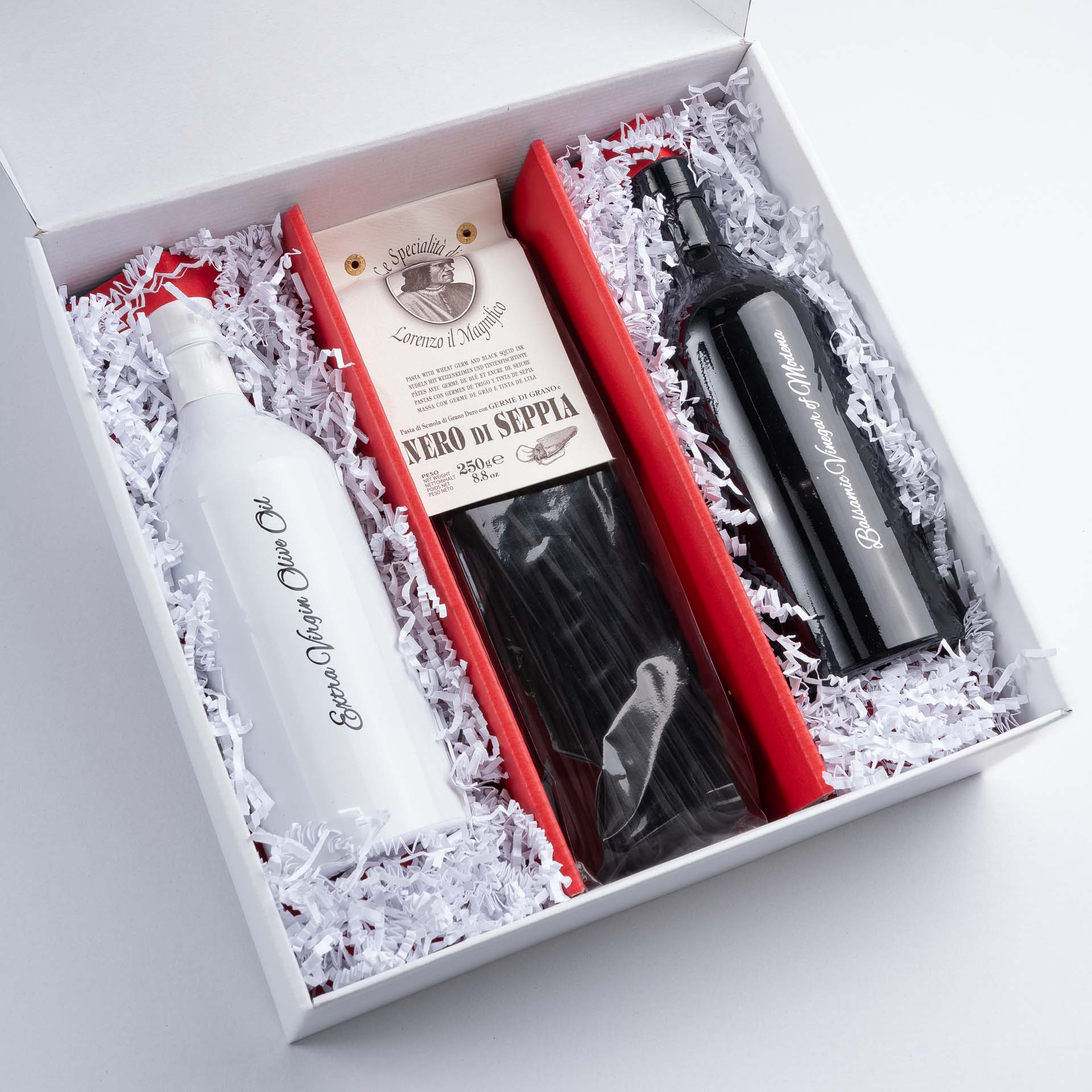 Rote Einlage in einer weißen Geschenkbox groß mit SizzlePak und Produkten
