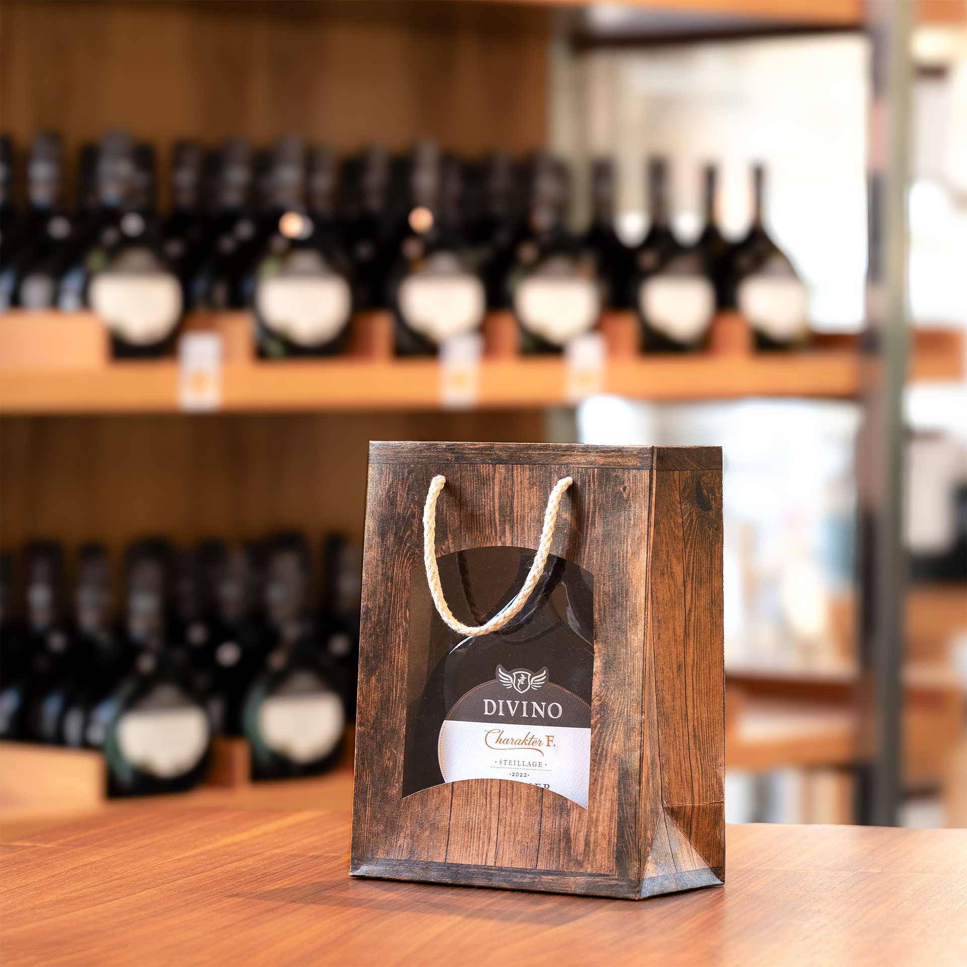 Geschenktüte Vintage mini Bocksbeutel gefüllt in einer Vinothek