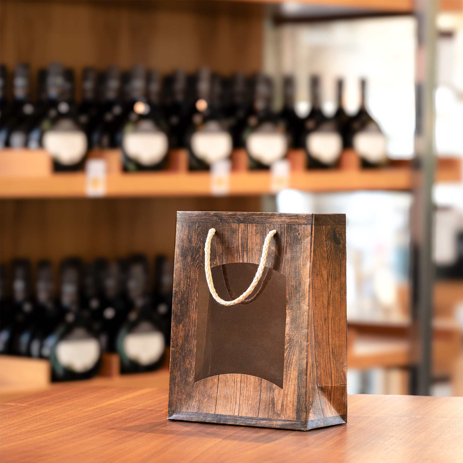 Geschenktüte Vintage mini bocksbeutel leer in einer Vinothek