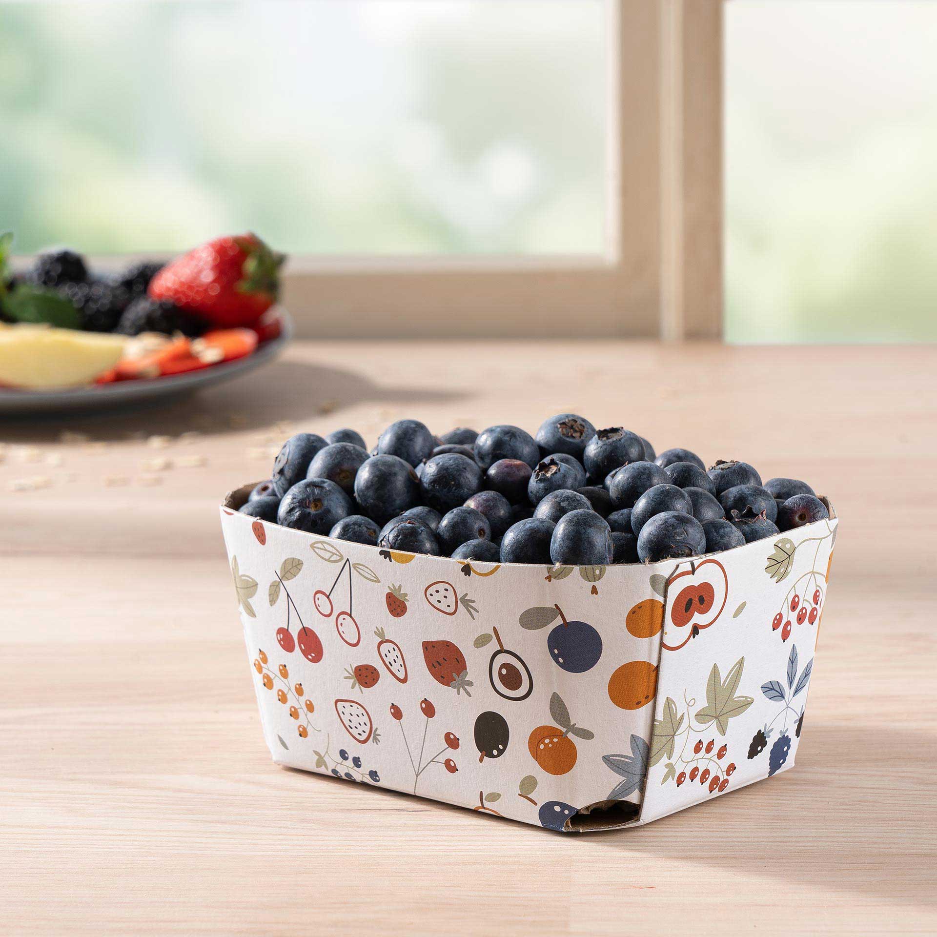 Eine Beerenschale 250g mit Blaubeeren auf einem Tisch