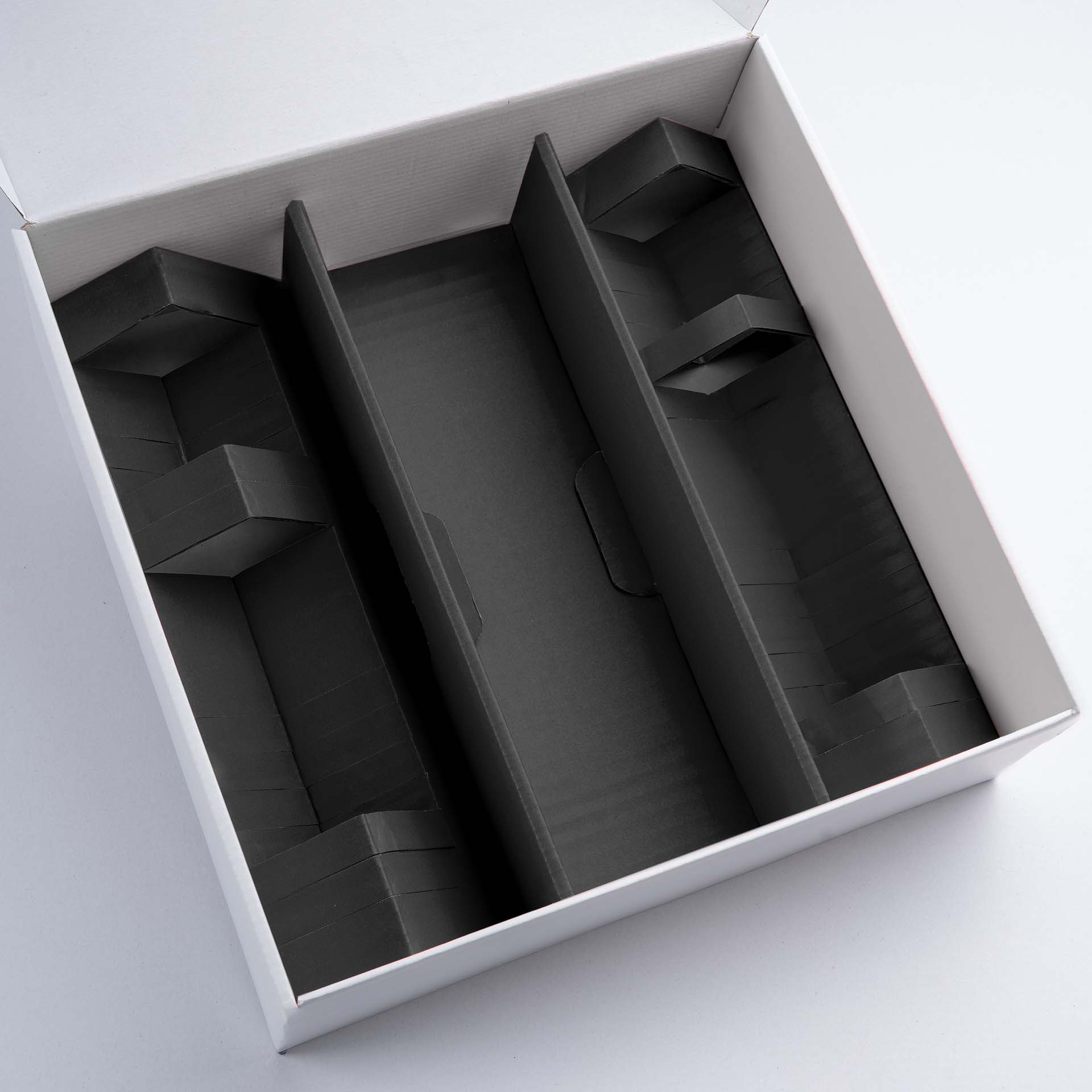 Schwarze Einlage in einer weißen Geschenkbox groß