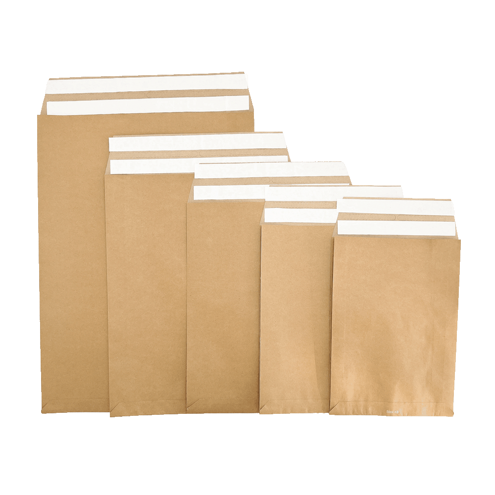 Nebeneinander stehende Versandtaschen aus Papier