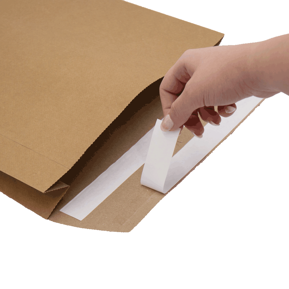 Eine Hand zieht den Selbstklebestreifen einer Versandtasche aus Papier ab