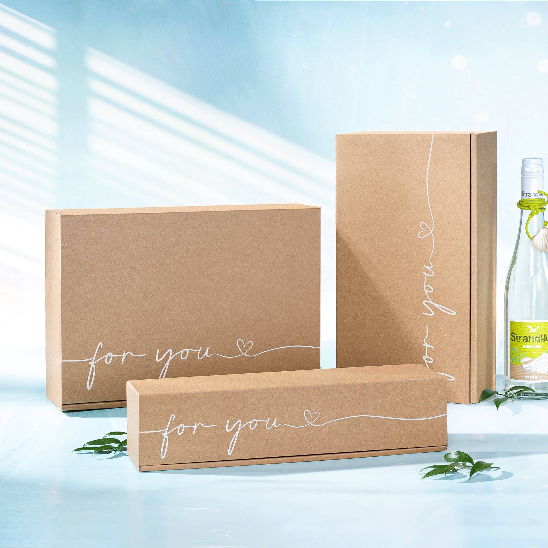 Braune Verpackungen mit dem Design "for you" in hellem, lichtdurchflutetem Raum.