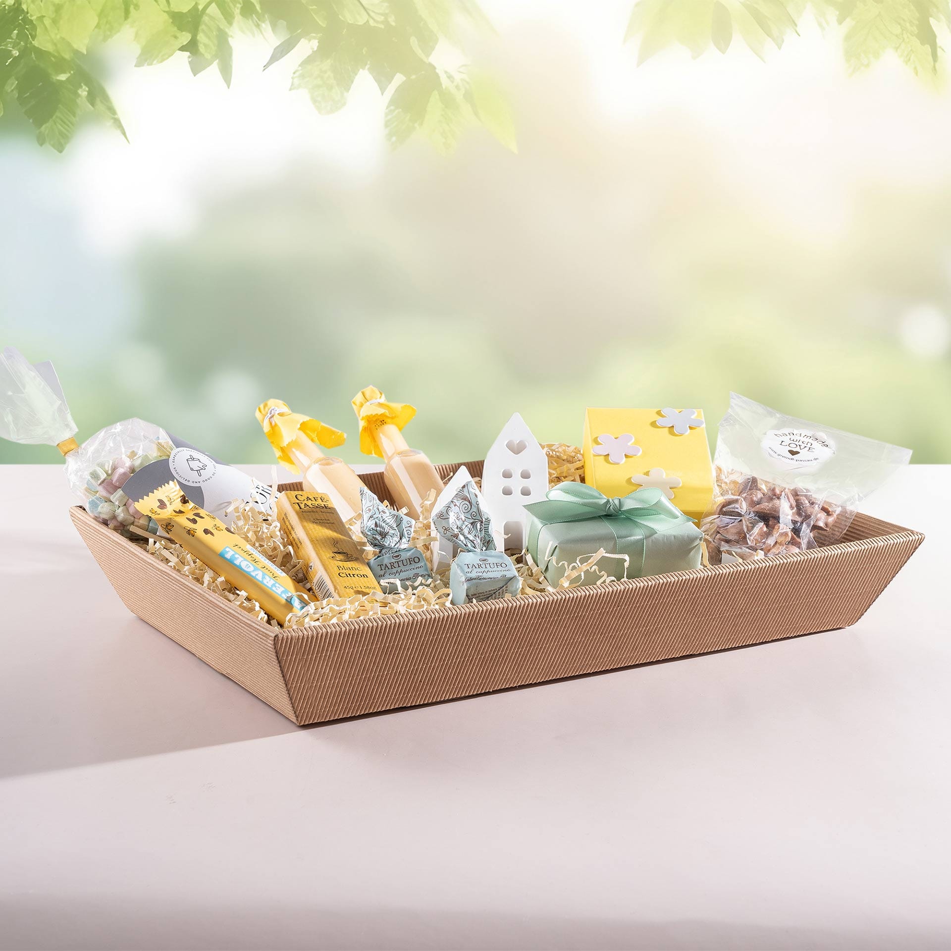 Präsentkorb viereckig Natura gefüllt mit Frühlingsartikeln