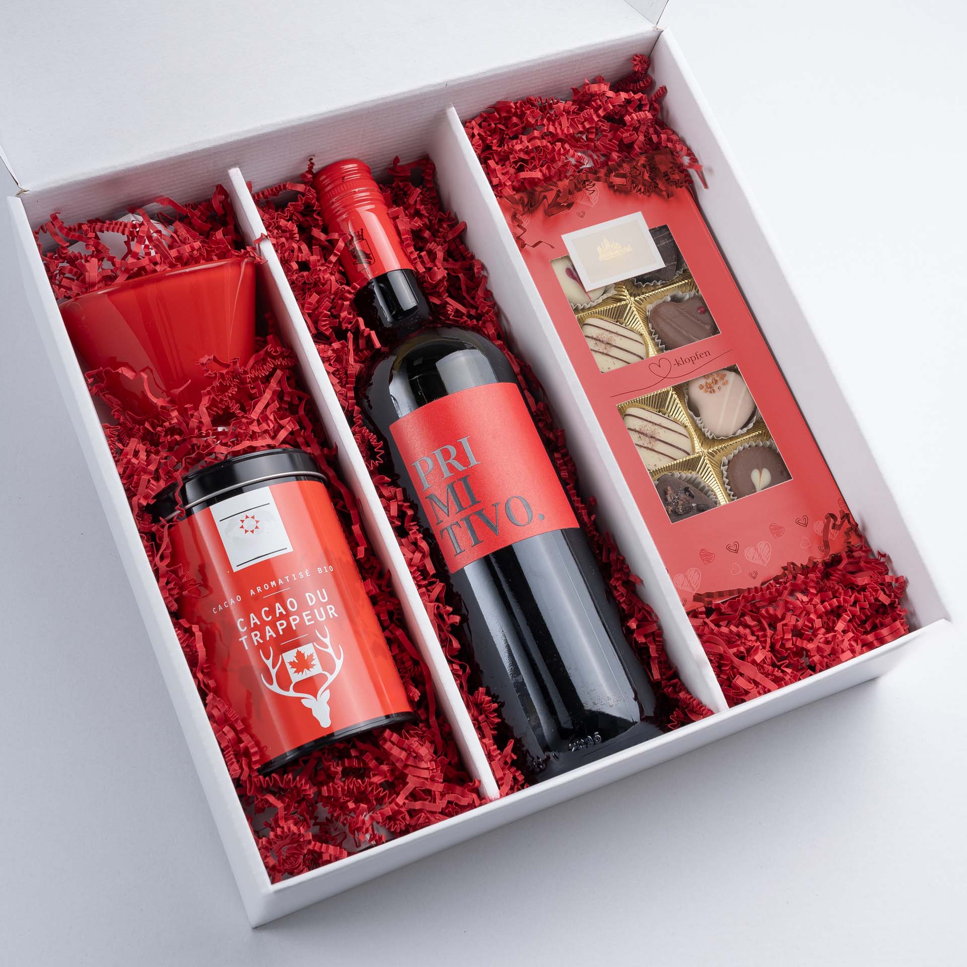 Weiße Einlage in einer weißen Geschenkbox groß mit SizzlePak und Produkten