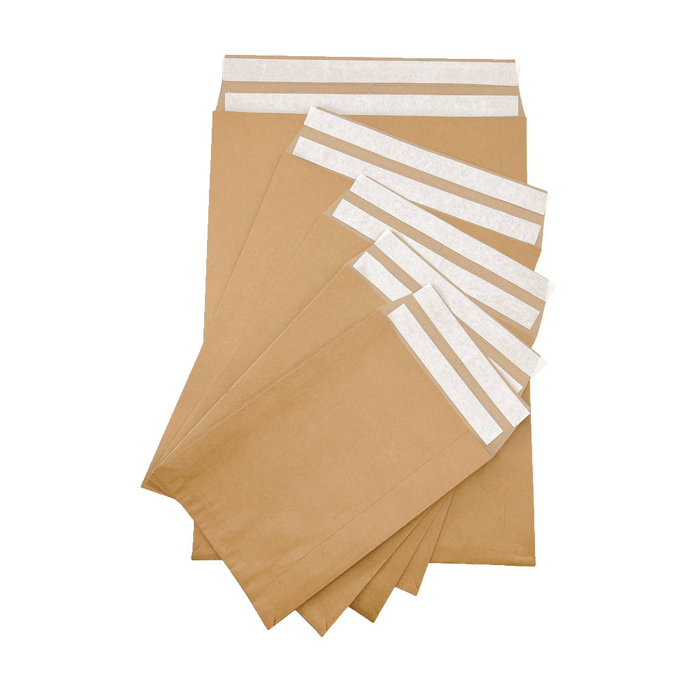 Aufeinander liegende Versandtaschen aus Papier