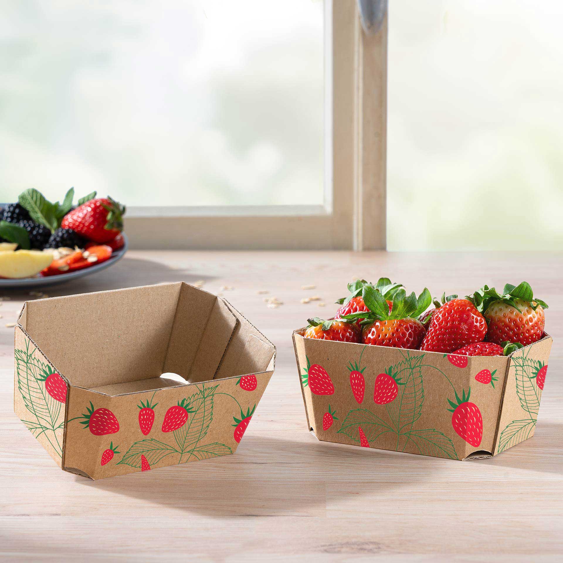 Zwei Beerenschalen 250g mit Erdbeeren auf einem Tisch