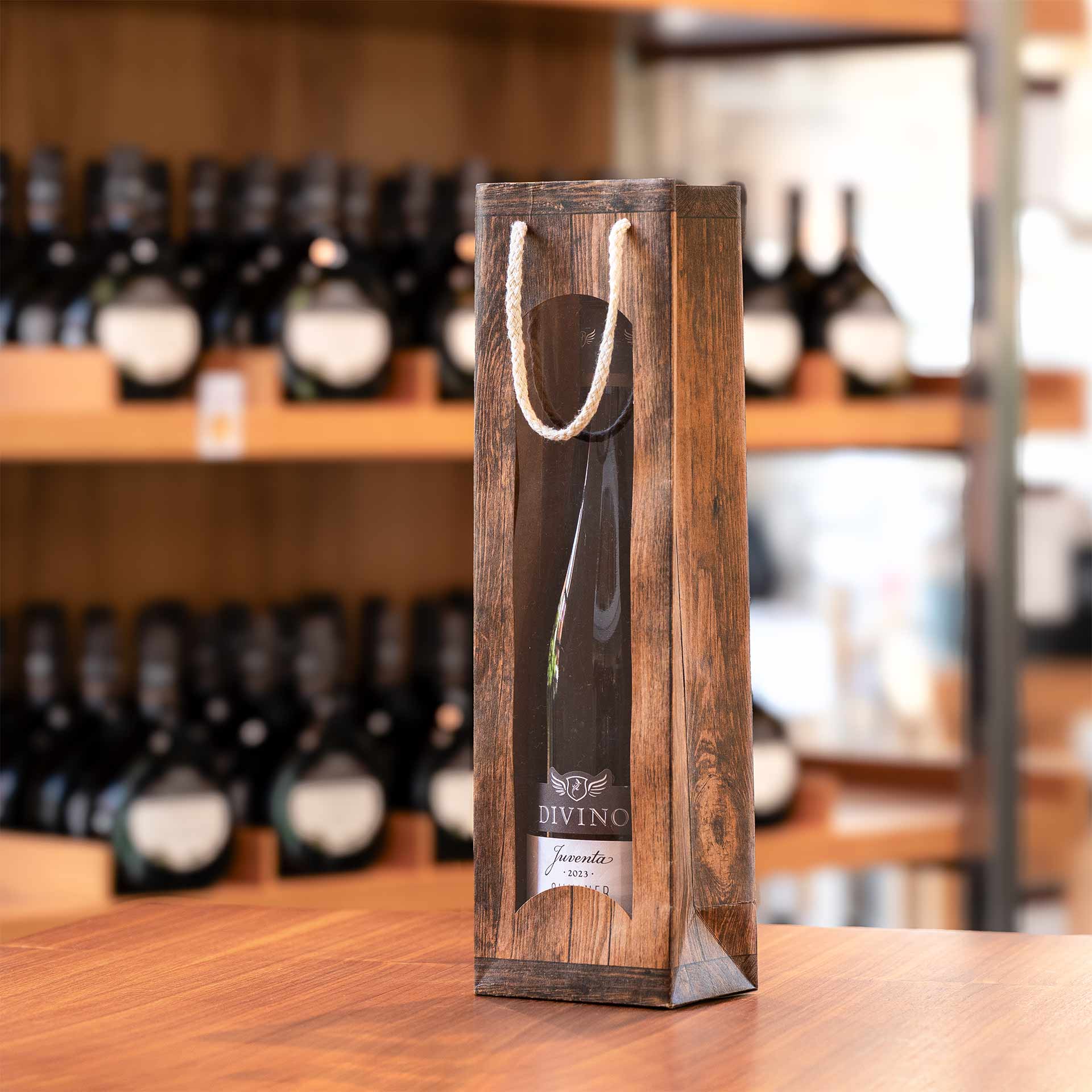 Geschenktüte Vintage 1er gefüllt in einer Vinothek