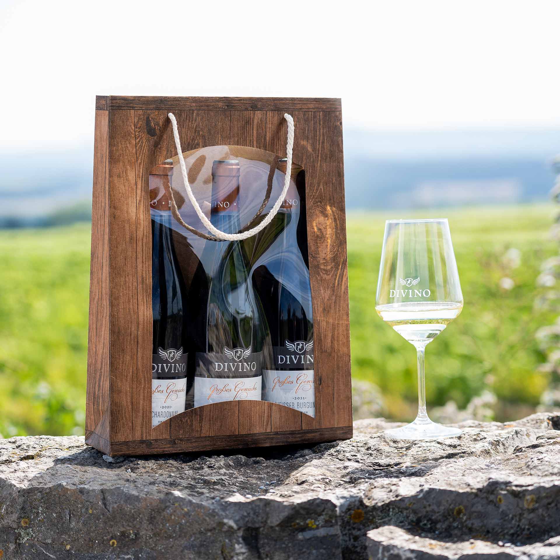 Geschenktüte Vintage 3er auf einem Felsen mit einem Glas Wein
