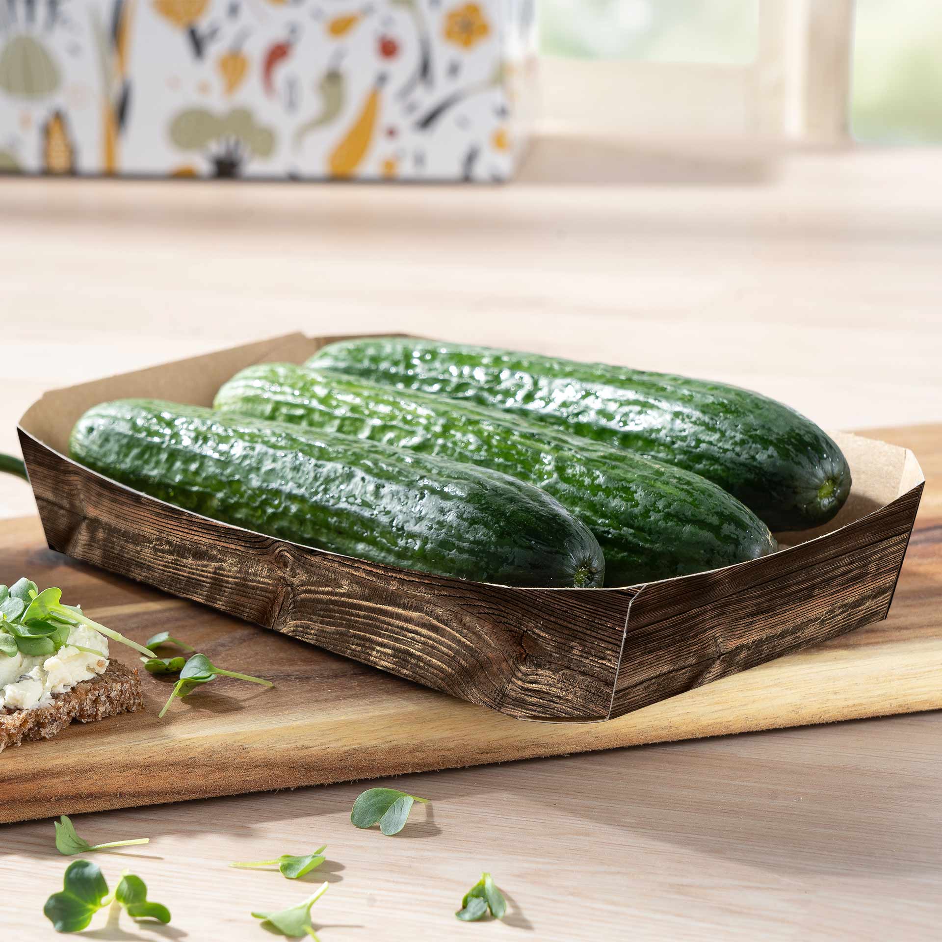 Gemüseschale mit Gurken auf einem Brett.