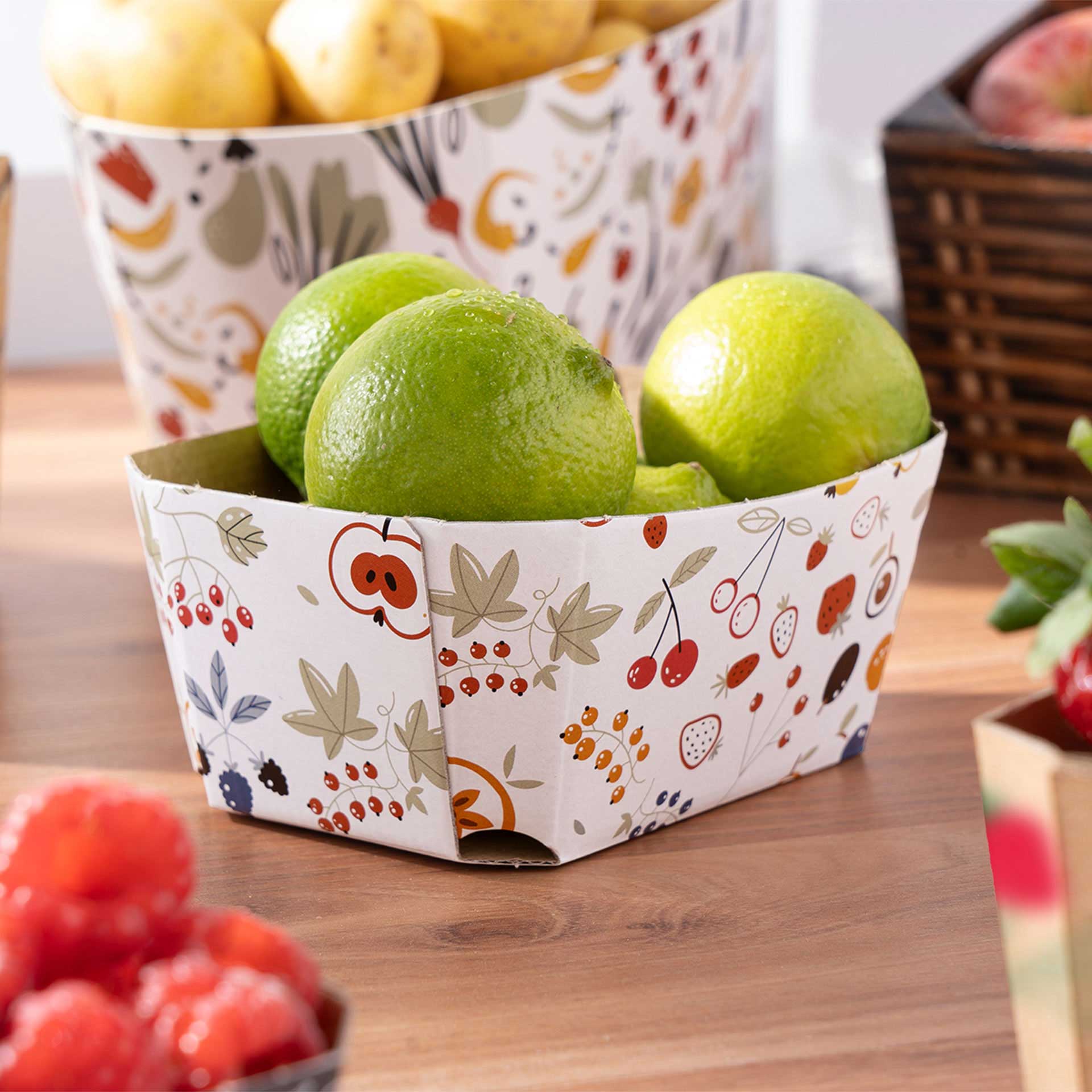 Eine Beerenschale aus Wellpappe 250g mit Limetten auf einem Tisch