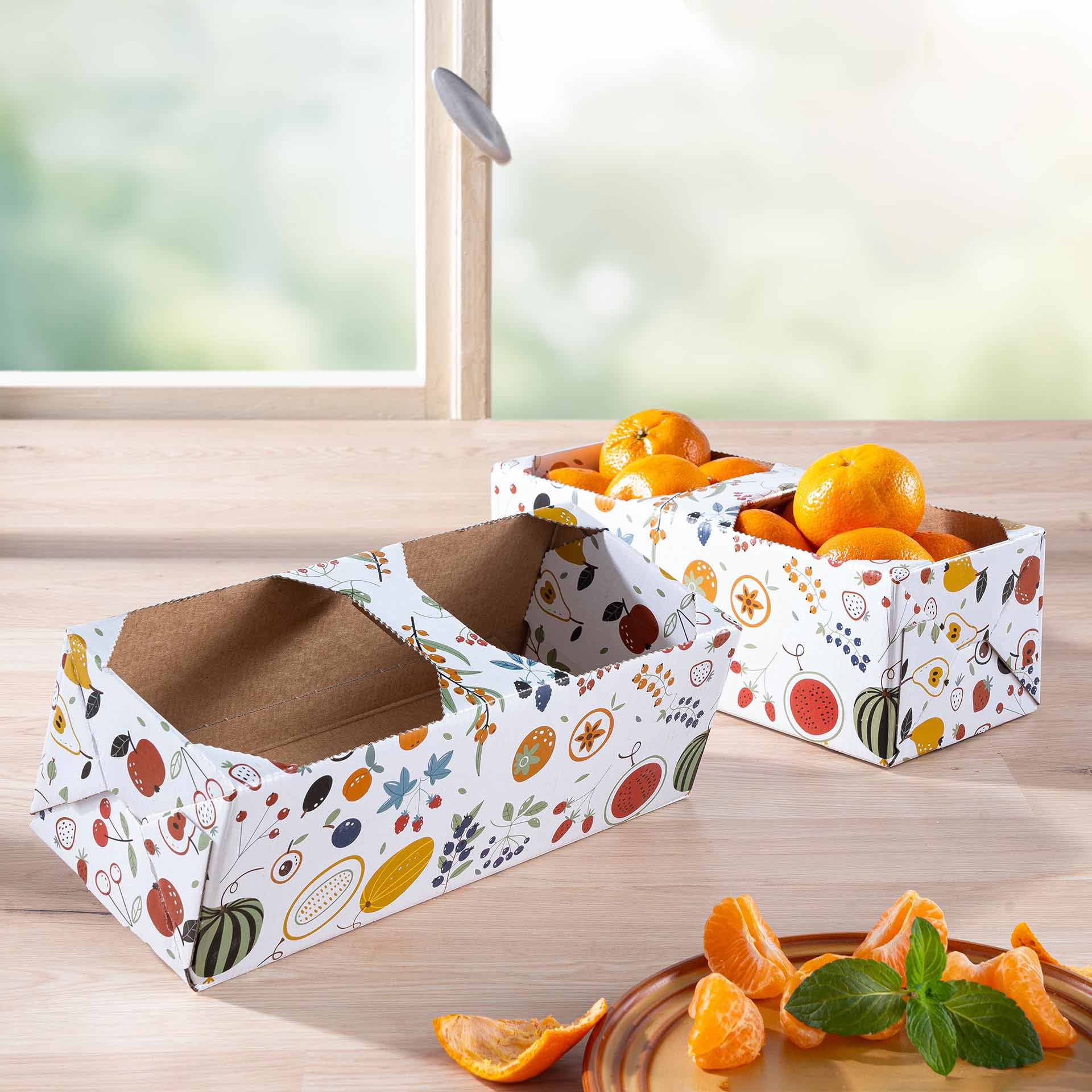 Obstkorb 1kg gefüllt mit Mandarinen und einem Teller auf einem Tisch. 