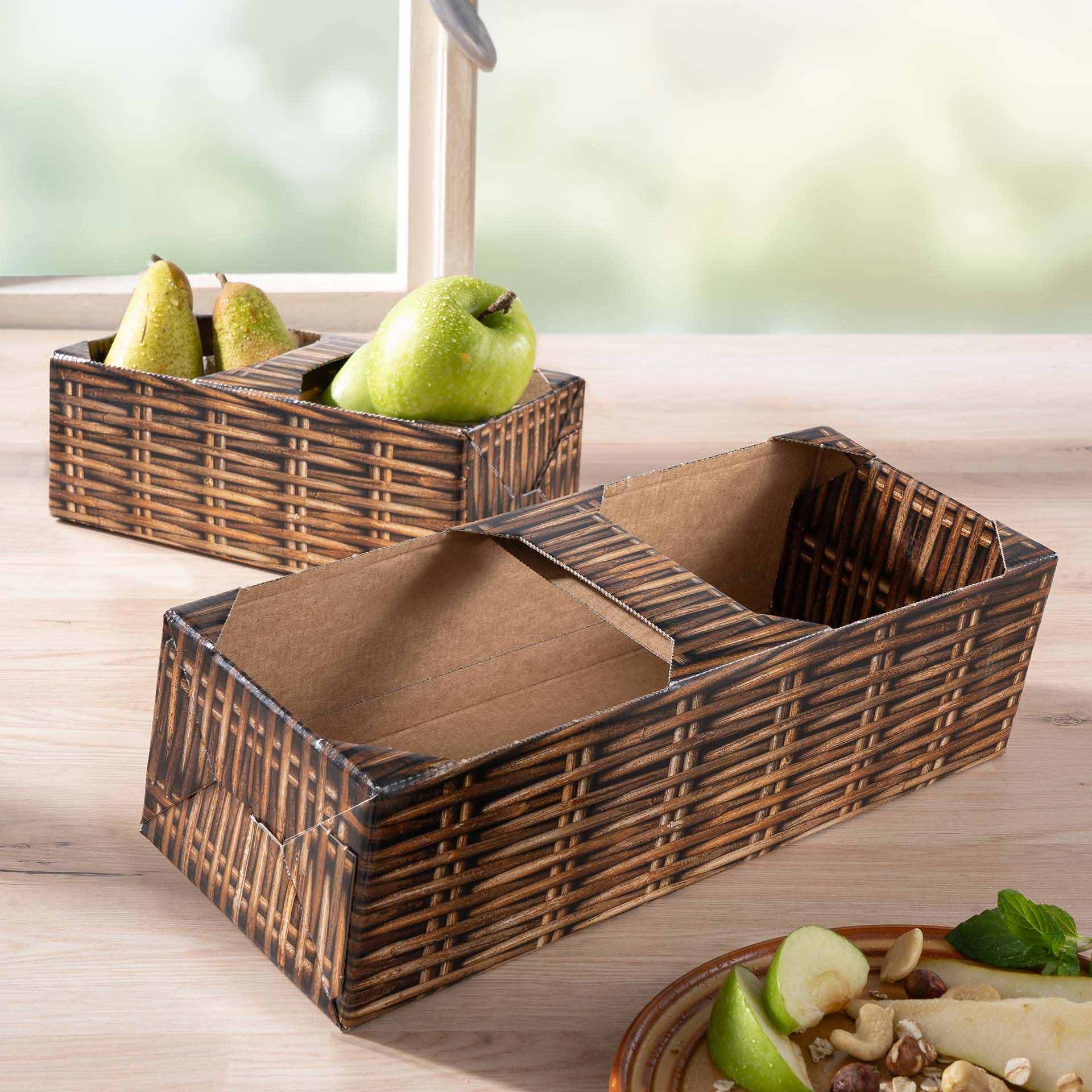 Obstkorb 2kg gefüllt mit Birnen und einem Teller auf einem Tisch. 
