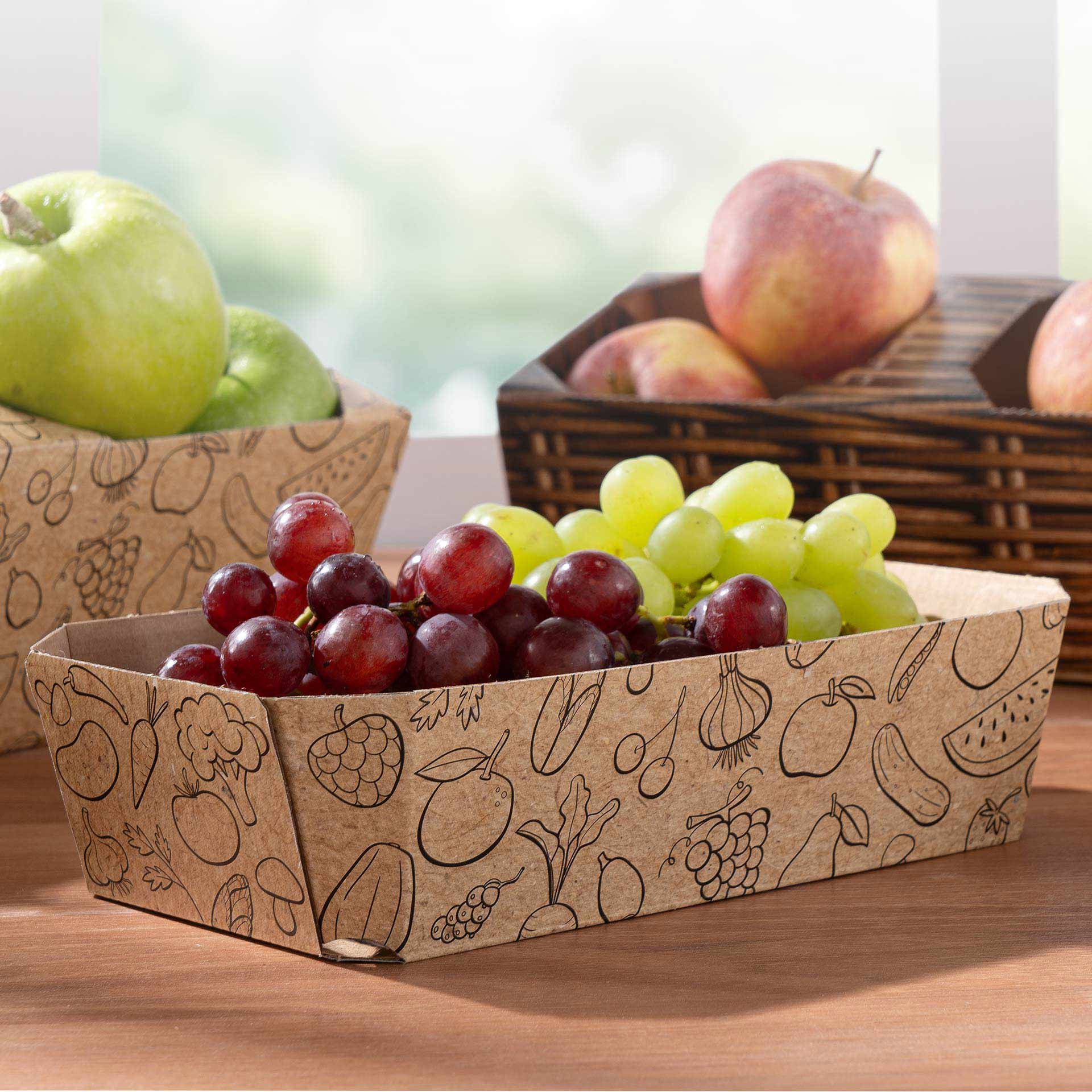 Suppengemüse Schale aus Wellpappe gefüllt mit Weintrauben.