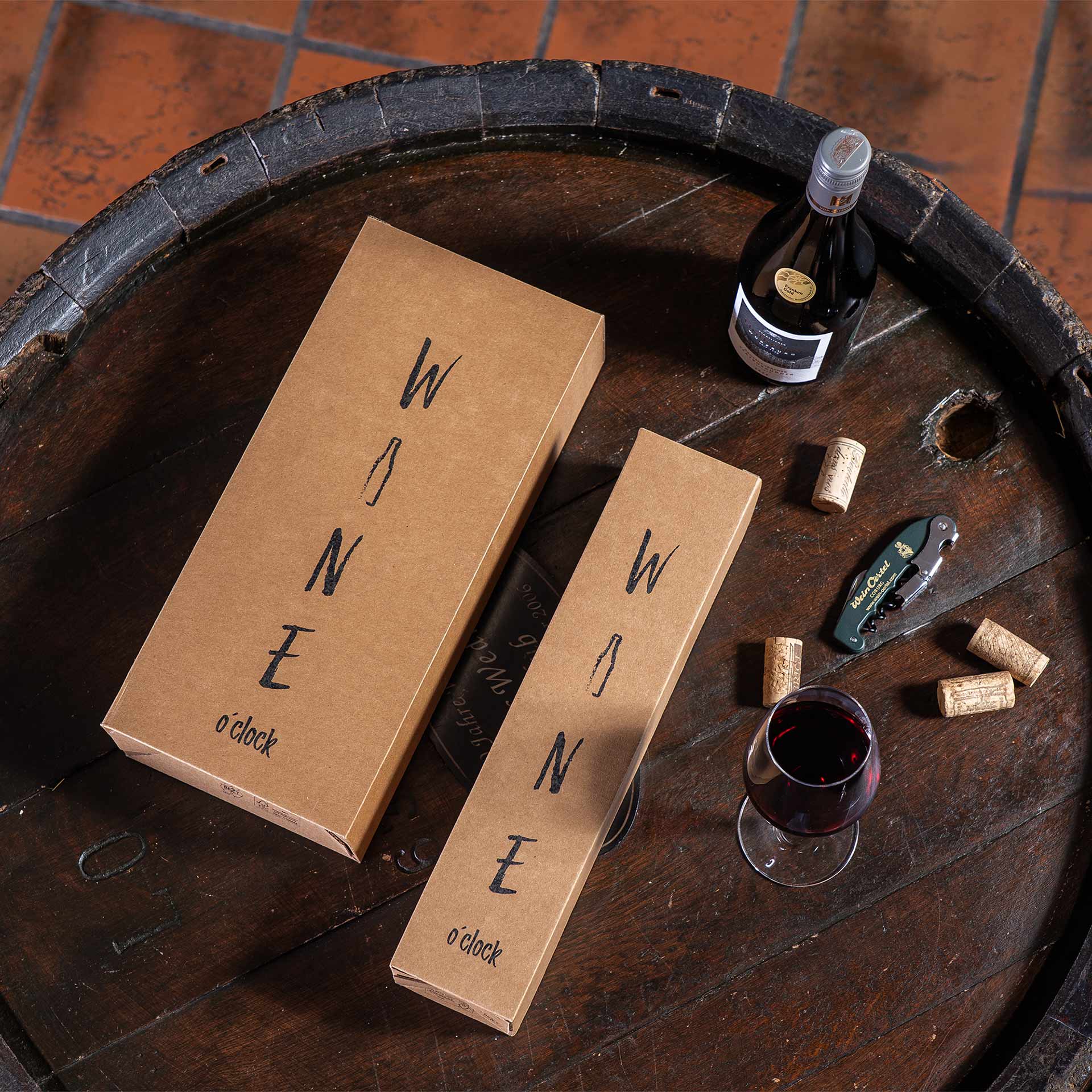 Emotionbild mit dem Motiv Wine o Clock auf einem Holzfass