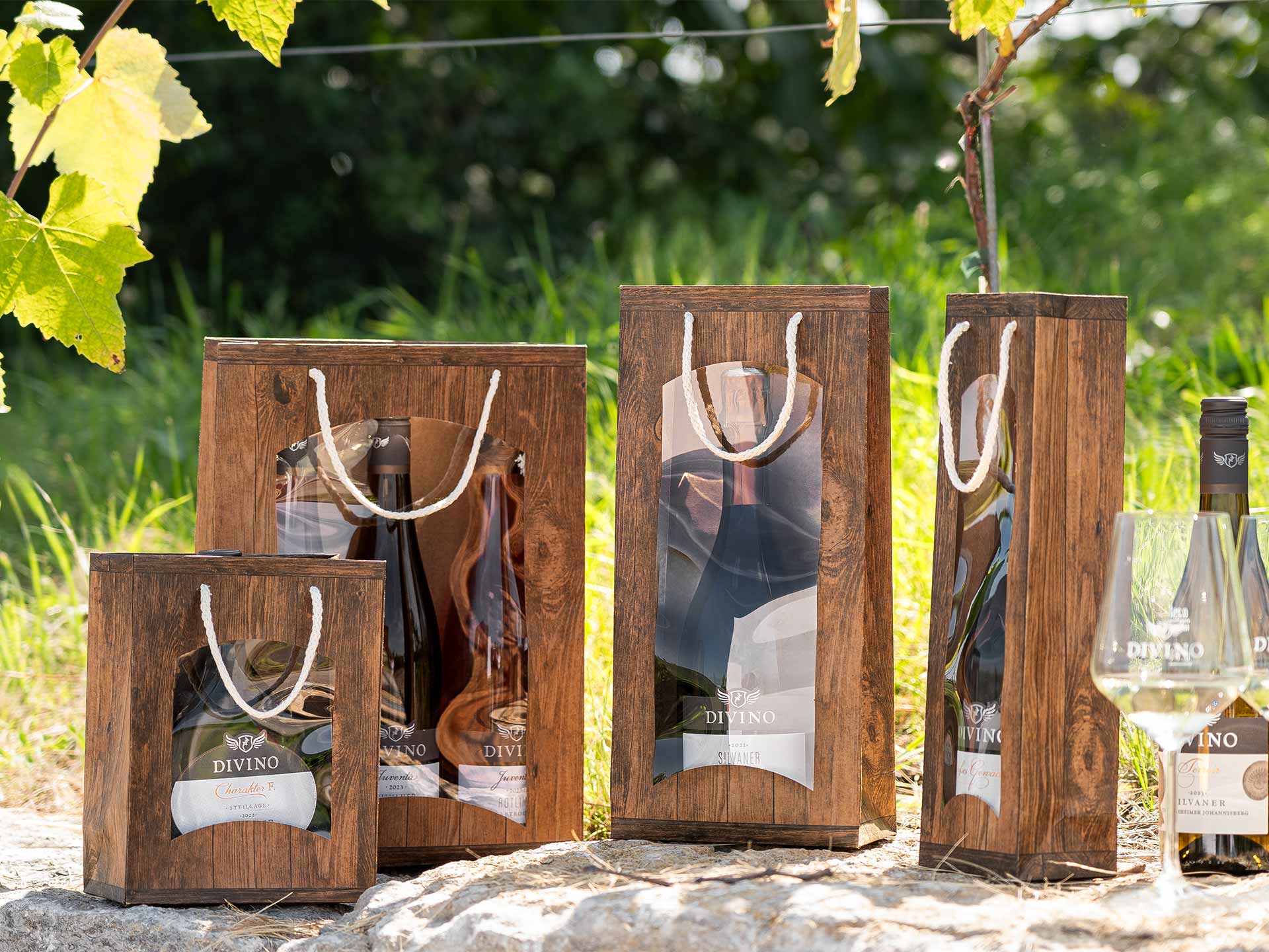 Headerbild mit allen Geschenktüten Vintage und Weinflaschen