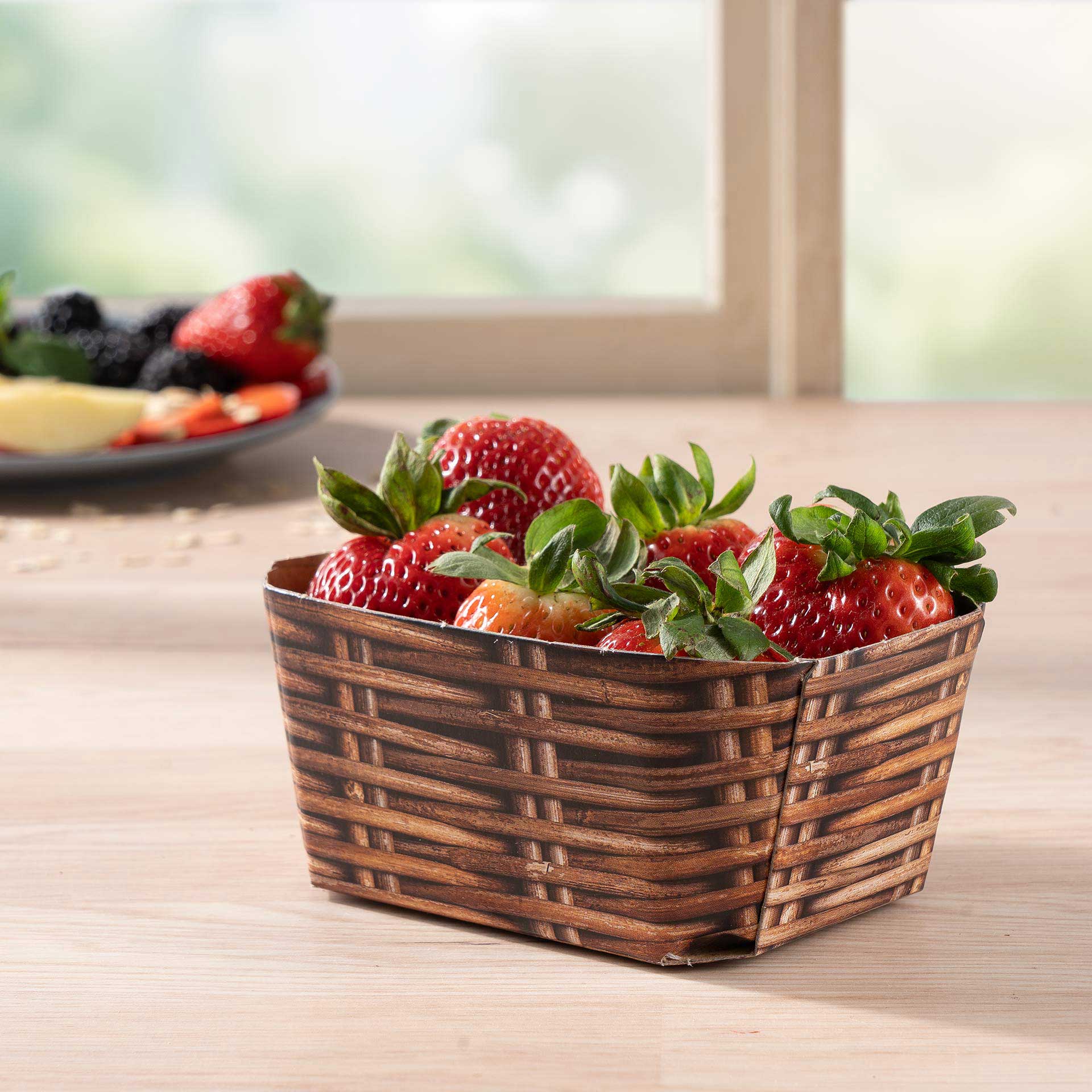 Eine Beerenschale 250g mit Erdbeeren auf einem Tisch