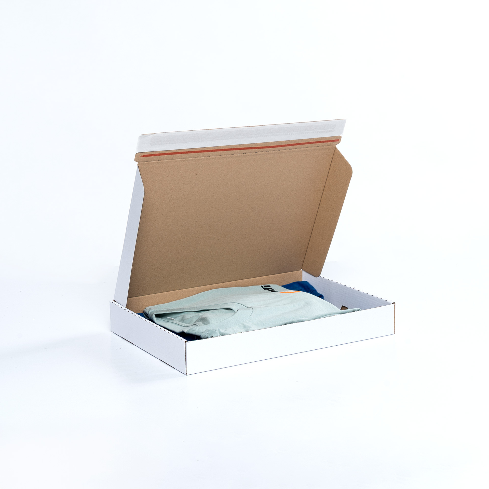 Versandschachtel Weiss Maxibrief 350x250x50mm halb geöffnet mit Inhalt