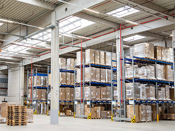 Lagerhalle mit Verpackungen