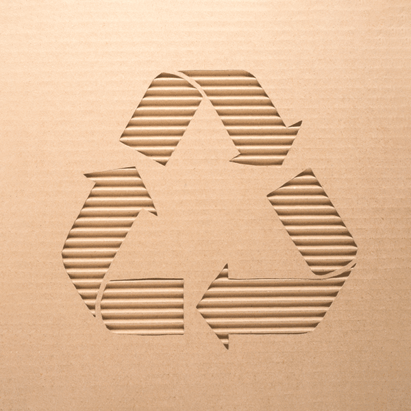 Recyclingkreislauf auf Pappe dargestellt