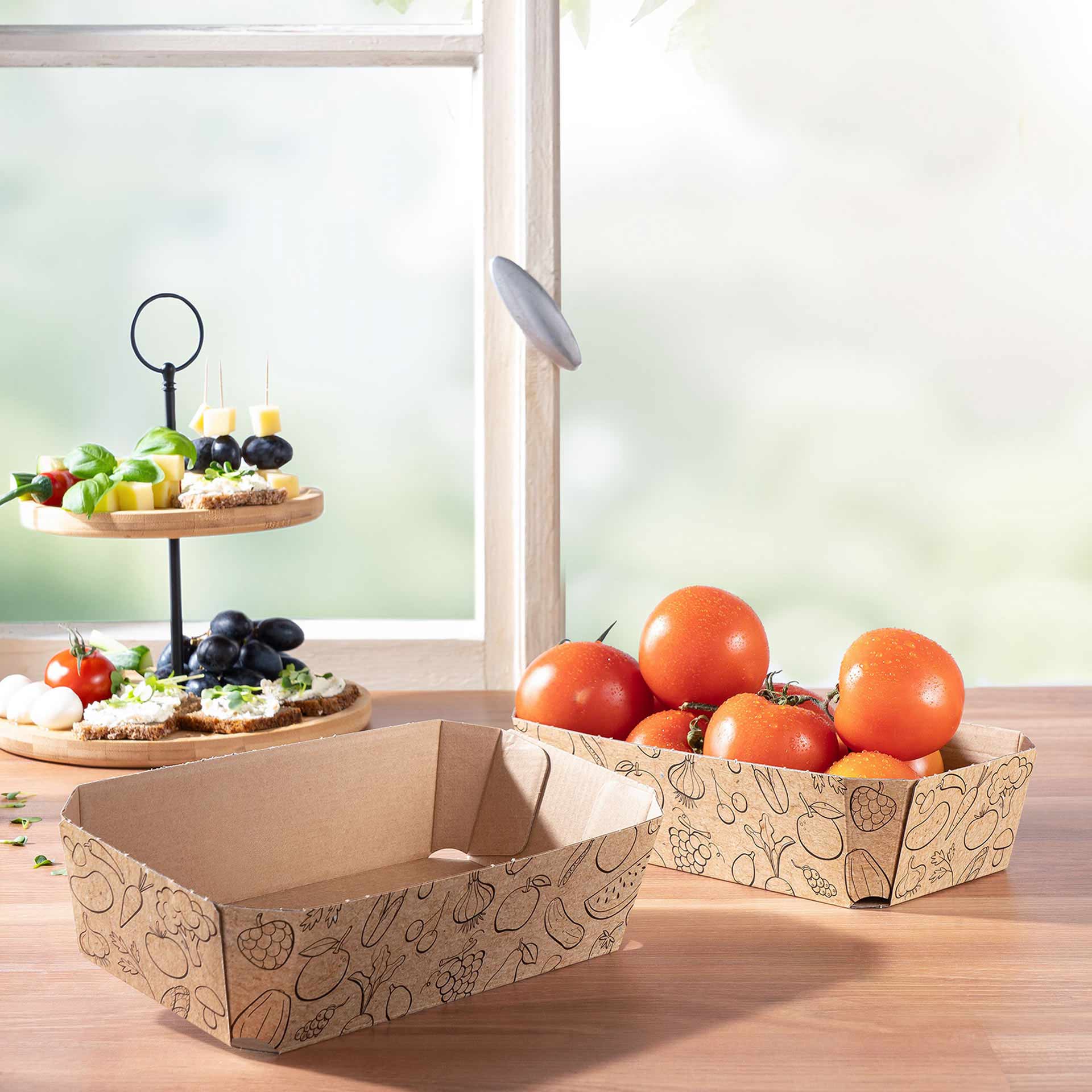 Zwei Suppengemüse Schalen aus Wellpappe mit Tomaten.