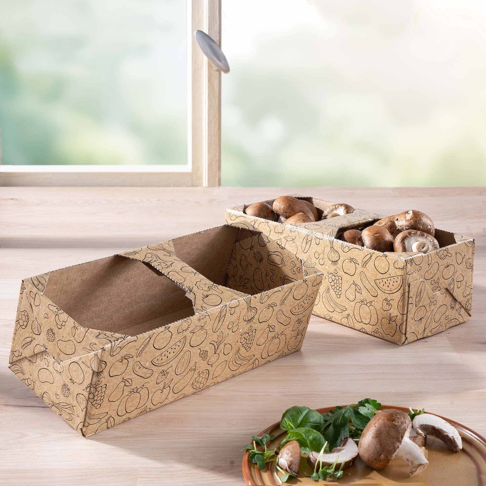 Obstkorb 1kg gefüllt mit Champignons und einem Teller auf einem Tisch 